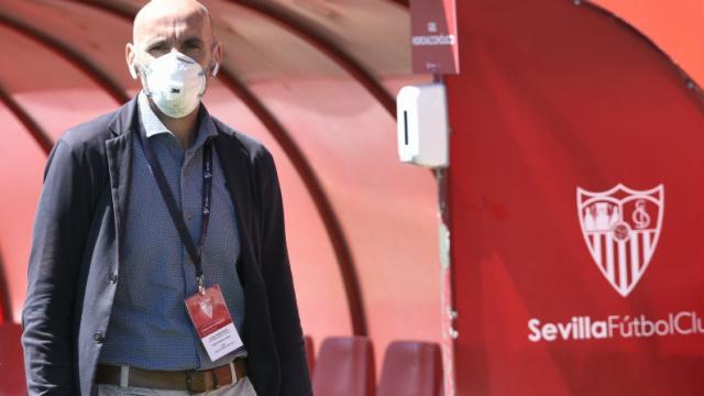 Monchi, en un entrenamiento del Sevilla con mascarilla