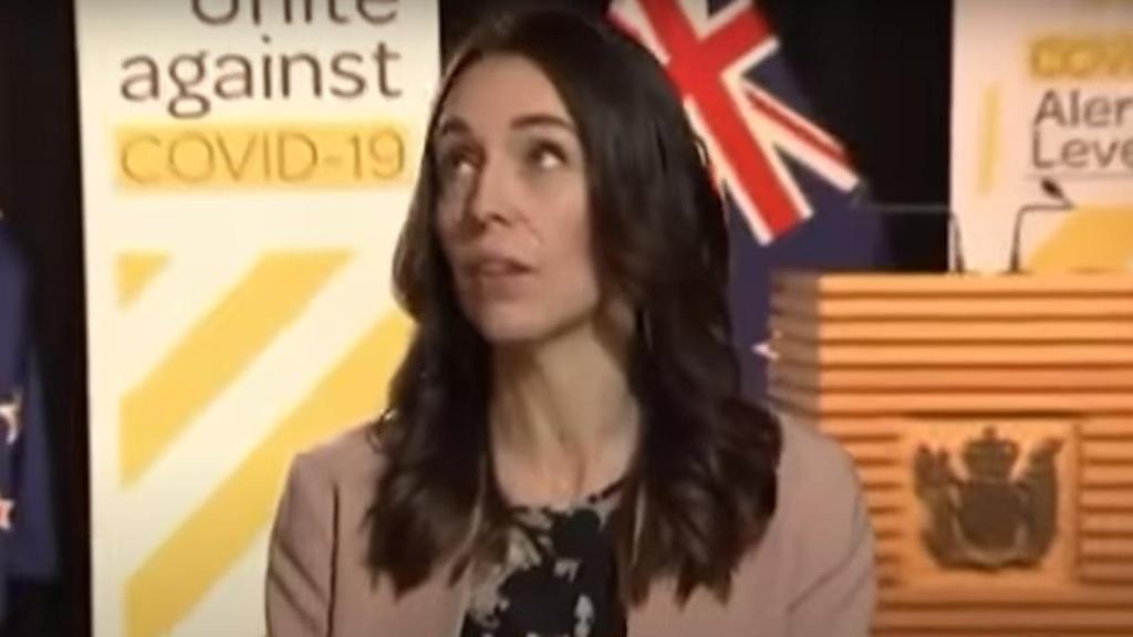 Jacinda Ardern durante el terremoto, en plena entrevista en televisión.