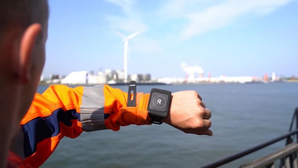 Trabajador del Puerto de Amberes con la pulsera.