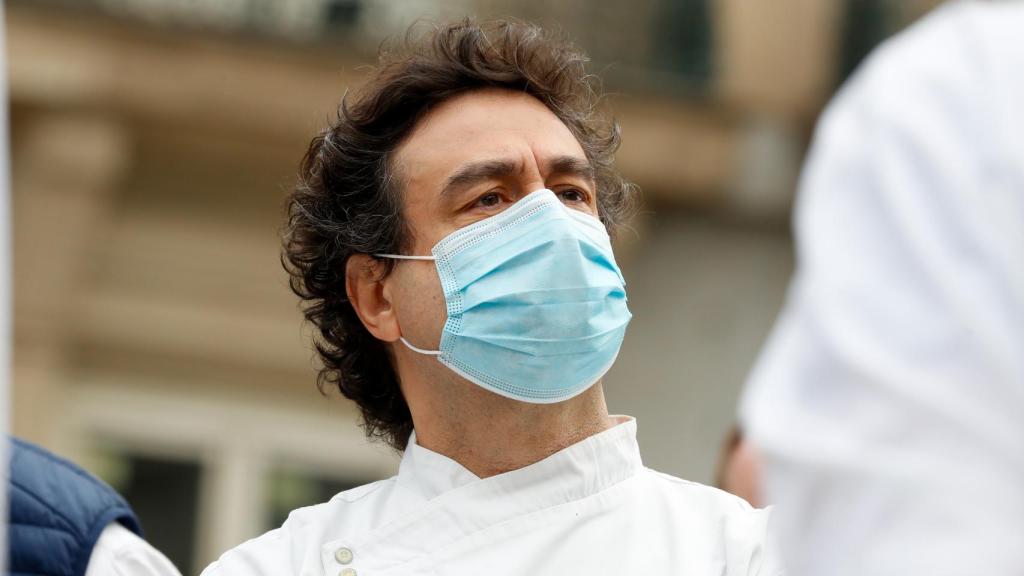 Pepe Rodríguez, con mascarilla, en la puerta del Congreso de los Diputados este martes.