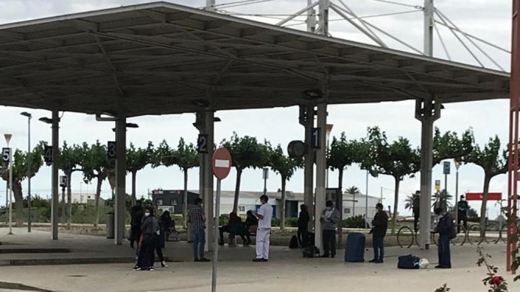 Once vecinos de Totana fueron trasladados por las autoridades sanitarias de la Región de Murcia desde la estación de autobuses para que aislarse.