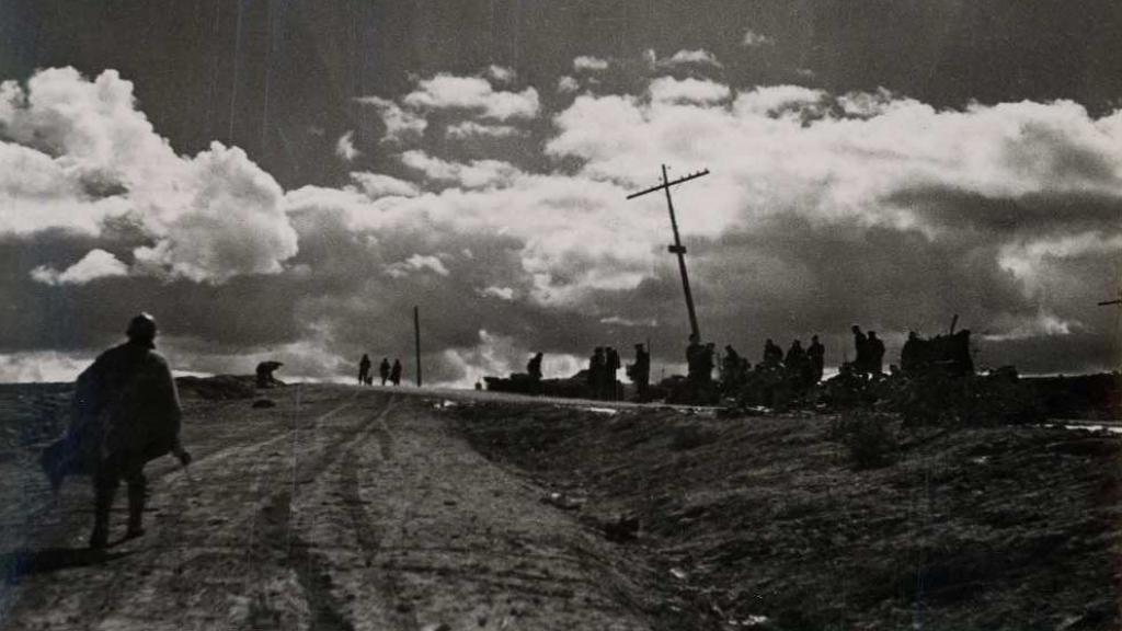 Vista de una carretera de Gudalajara después de una batalla.