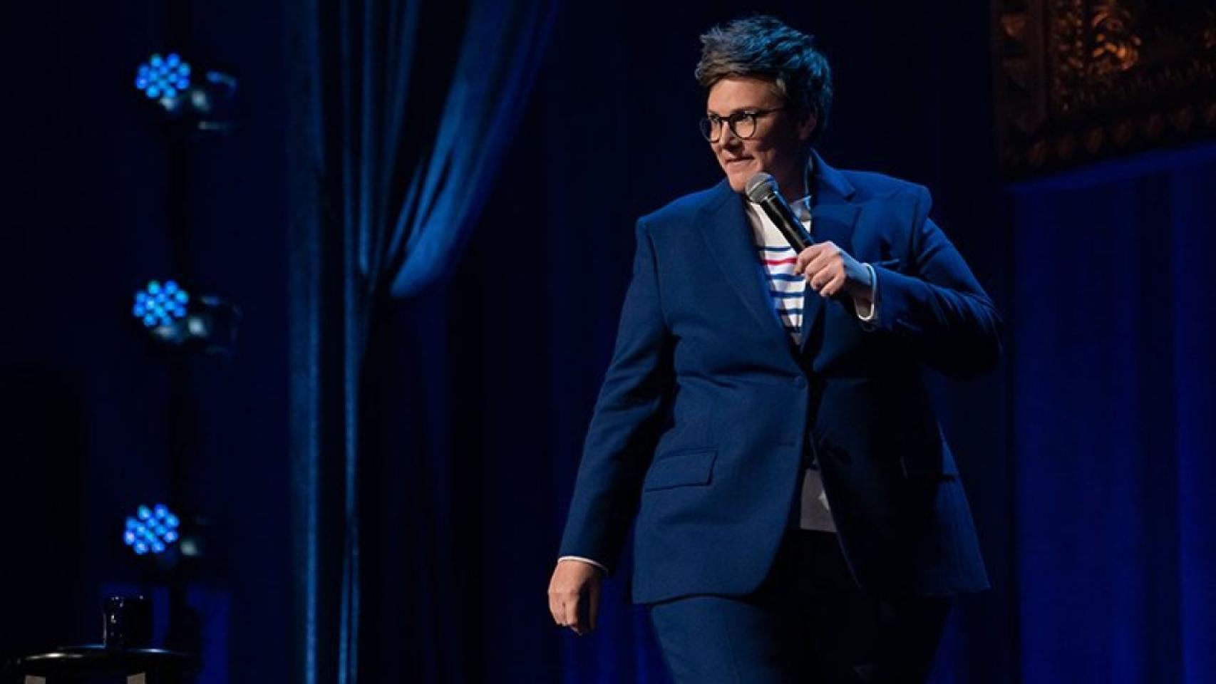 Hannah Gadsby en el escenario.