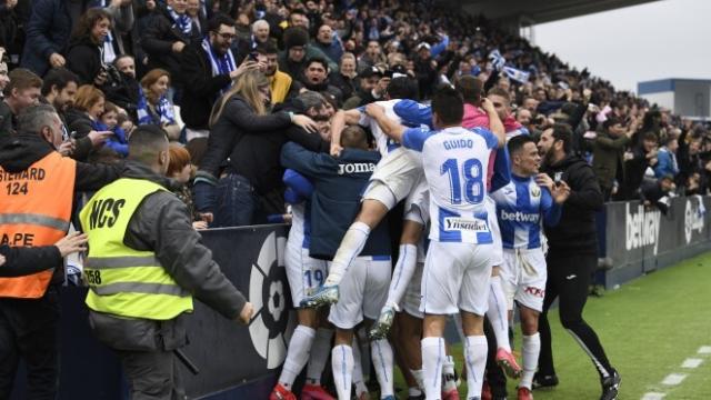 Los jugadores del Leganés celebran ante su afición