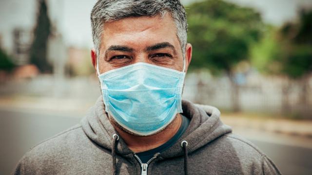 Hombre con mascarilla