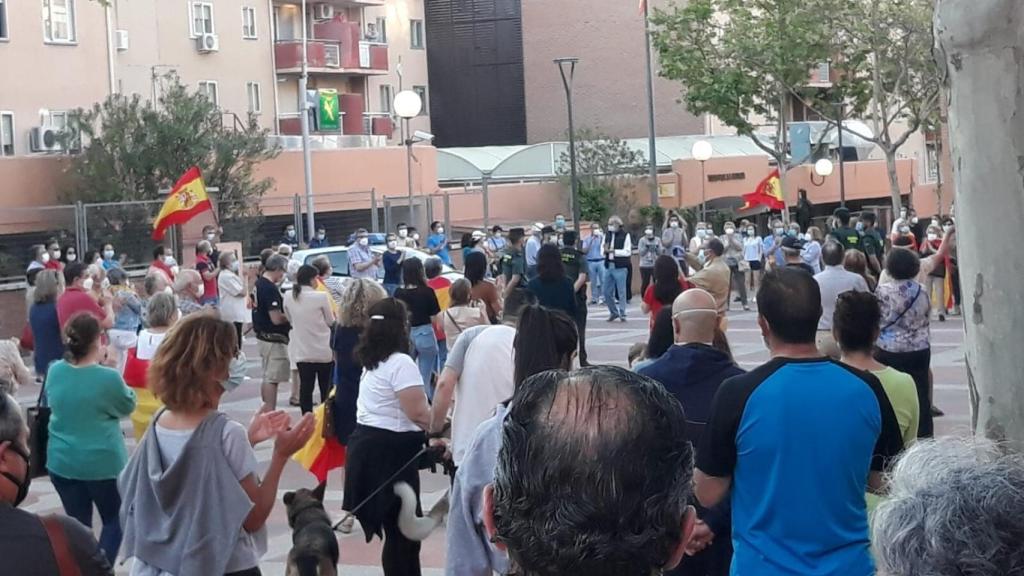 Decenas de personas protestan contra el Gobierno frente a la Comandancia de la Guardia Civil en Tres Cantos.