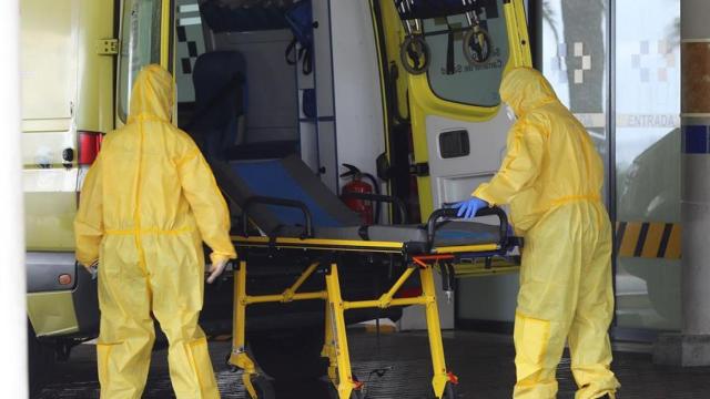 Personal del Servicio Canario de Salud prepara una ambulancia en la puerta de Urgencias del Hospital Universitario Insular de Gran Canaria.