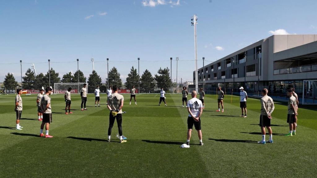 La plantilla del Real Madrid guarda un minuto de silencio por las víctimas del coronavirus