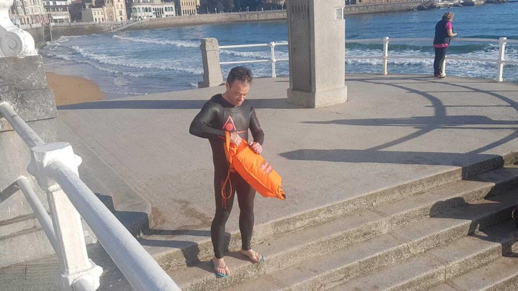 Pablo Pedraz, a punto de entrar en el mar para ir a su trabajo