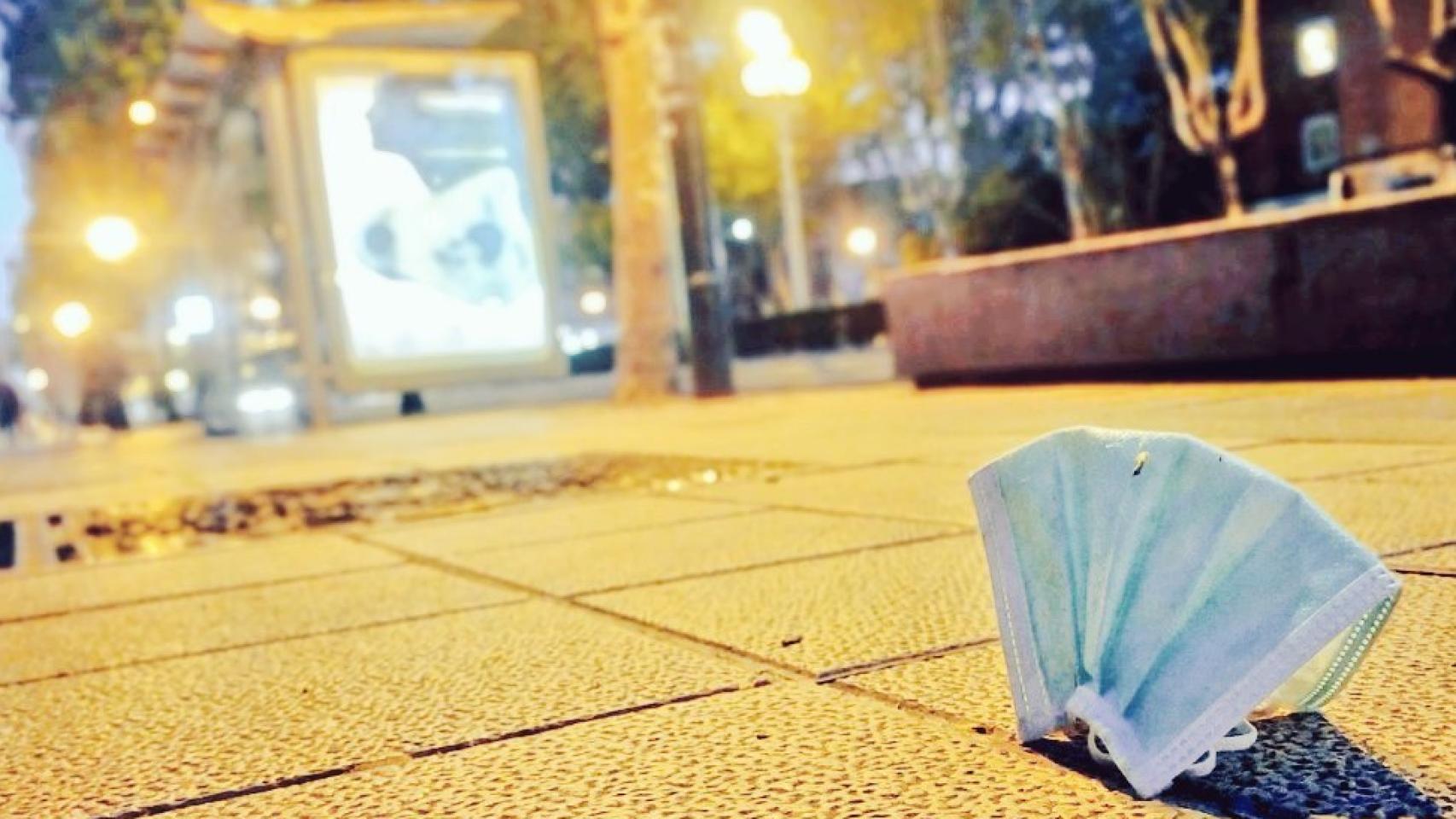 Una mascarilla abandonada en la calle en Valladolid.