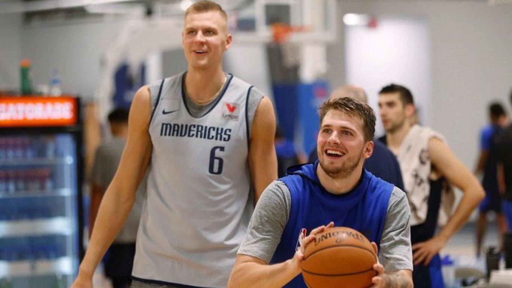 Luka Doncic y Kristaps Porzingis, durante un entrenamiento