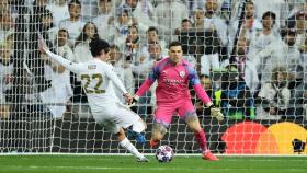 Isco Alarcón, disparando ante Ederson en el encuentro de la Champions League ante el Manchester City