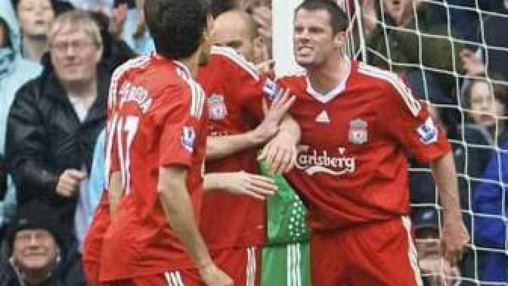 Carragher y Arbeloa, durante un partido con el Liverpool