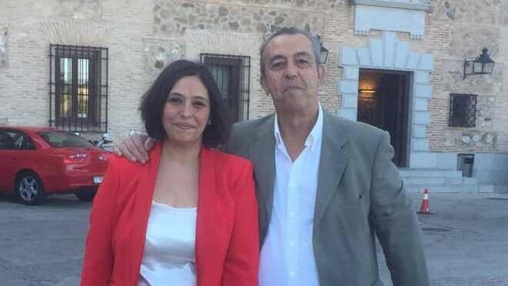 Ana Muñoz con su padre a las puertas de las Cortes de Castilla-La Mancha (Foto: Facebook