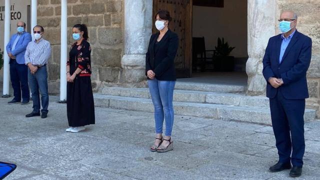 Blanca Fernández, portavoz del Gobierno de Castilla-La Mancha, en el centro a las puertas del Palacio de Fuensalida