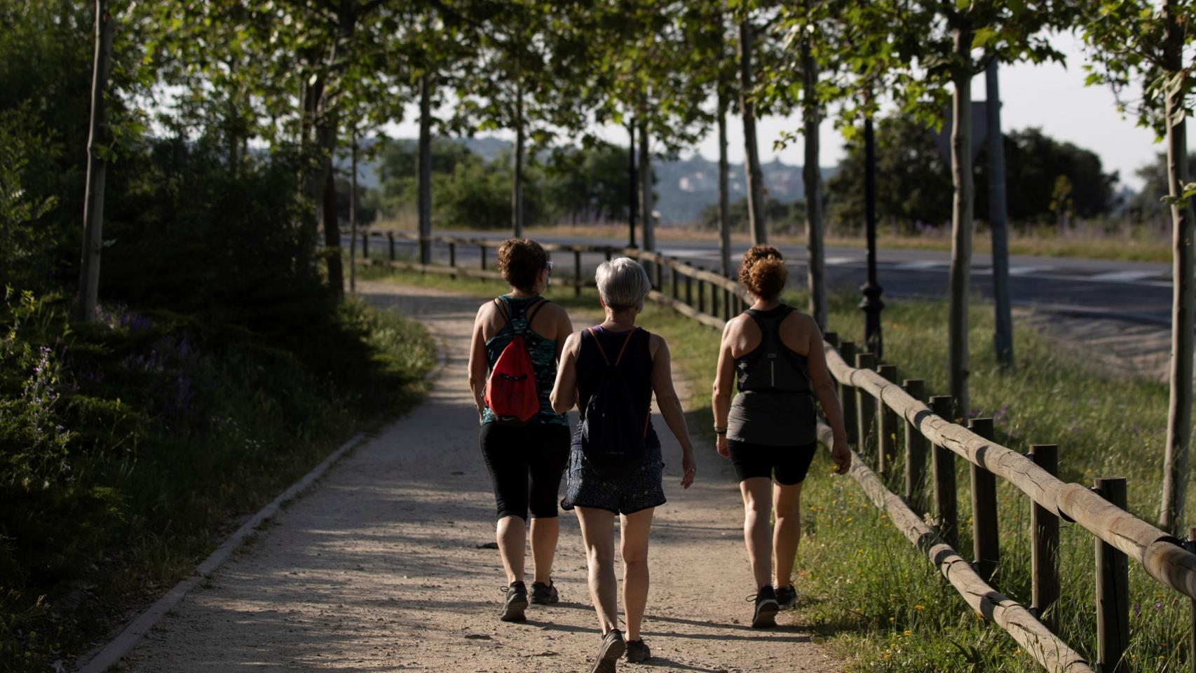 Varias personas hacen deporte en un parque de Alpedrete, en la sierra madrileña.