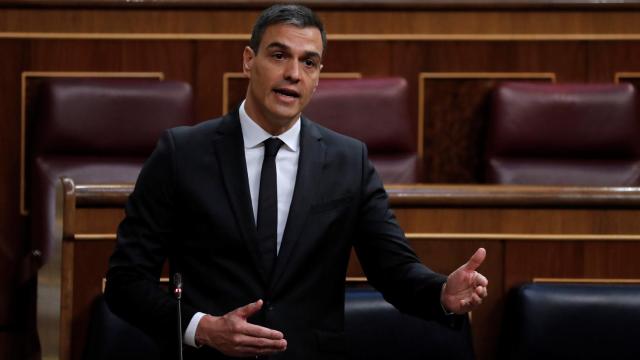 Pedro Sánchez, presidente del Gobierno, con corbata negra en el Congreso de los Diputados.