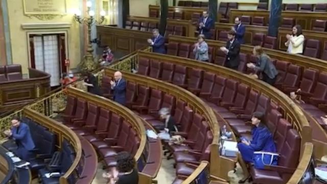 Momento en que Iglesias se pone en pie para ovacionar al ministro Marlaska.