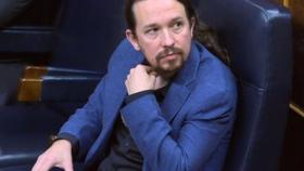 Pablo Iglesias escucha este miércoles en el Congreso a Laura Borràs./