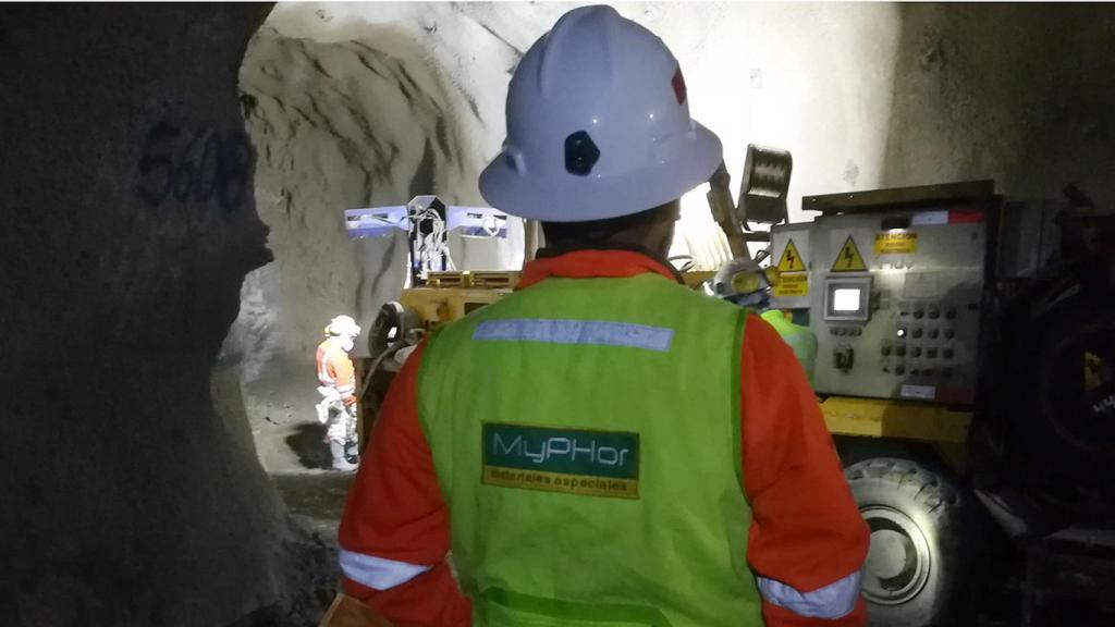 Operarios de MyPHor trabajando en las estructuras de un túnel.