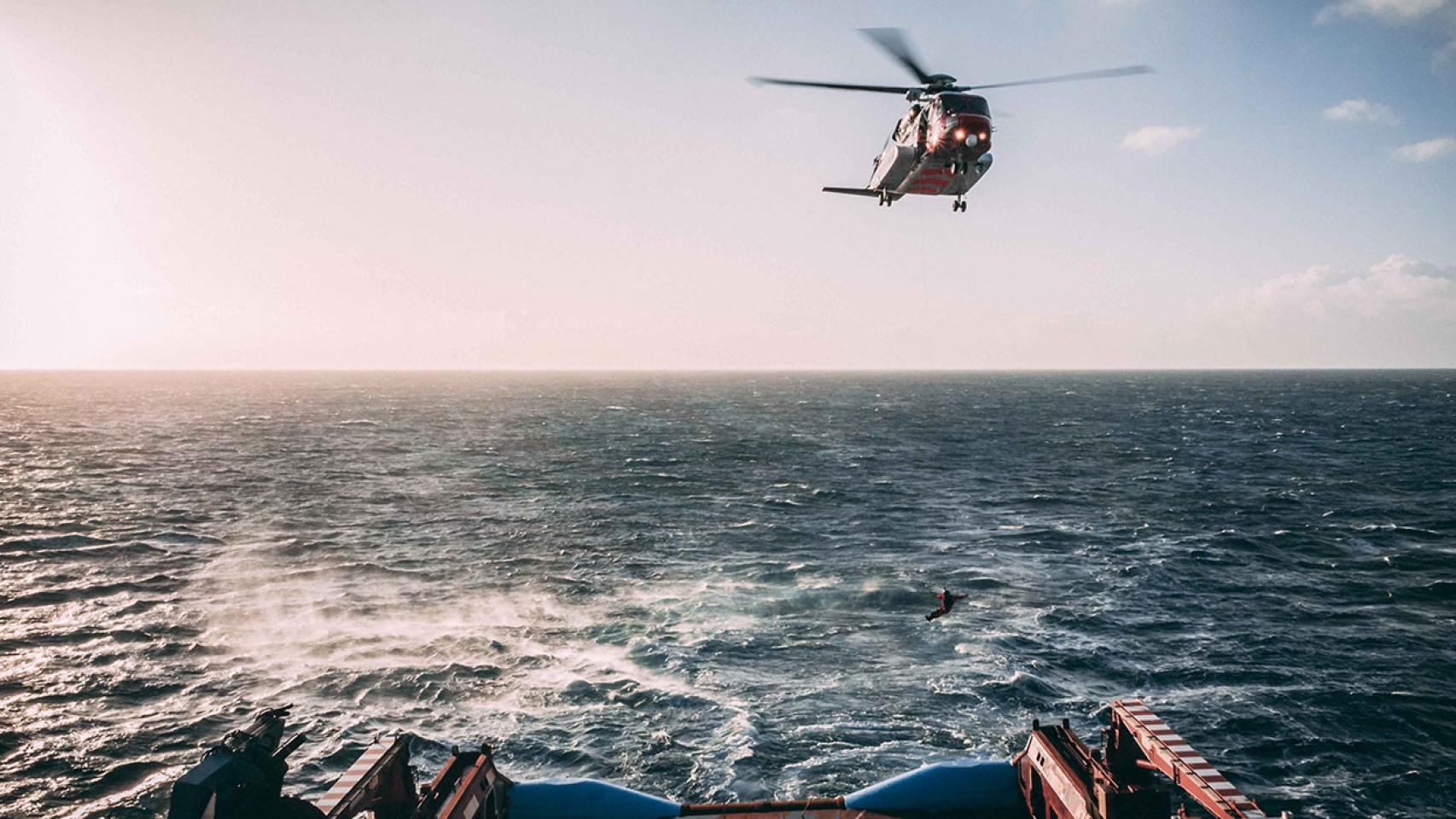 Un helicóptero trabajando en un rescate en el mar.