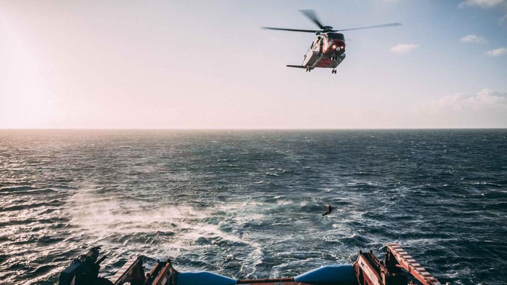 Un helicóptero trabajando en un rescate en el mar.