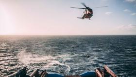 Un helicóptero trabajando en un rescate en el mar.