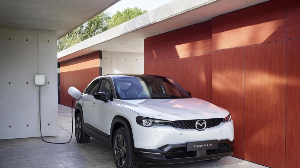 Un vehículo eléctrico en plena recarga.