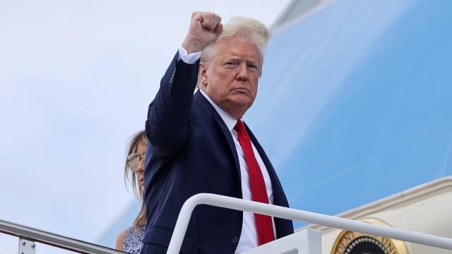 Donald Trump subiendo al avión presidencial.