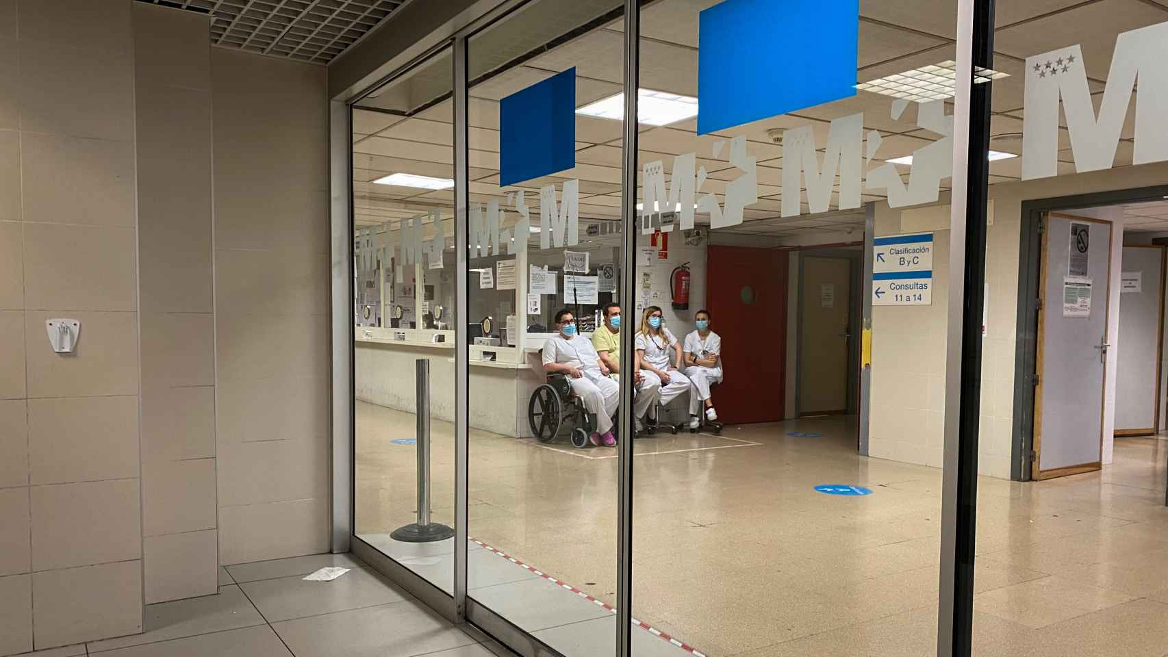 Un grupo de sanitarios esperan en su guardia en las Urgencias del Hospital La Paz.