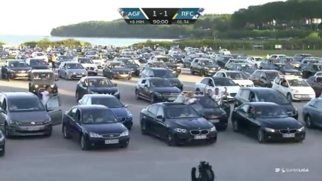 Celebración en el parking tras el gol del AGF