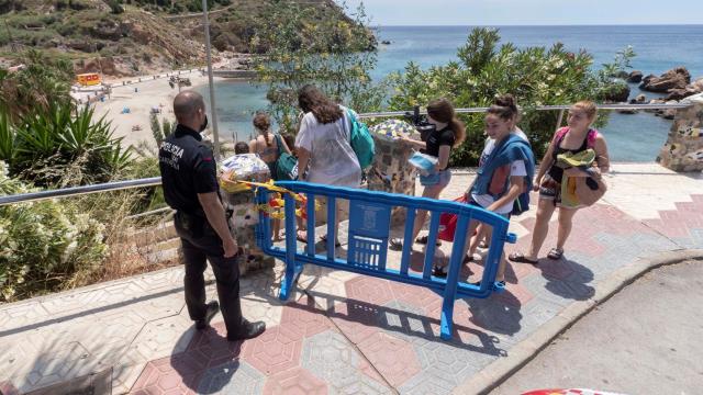 Control de aforo en el acceso a una playa de Murcia.