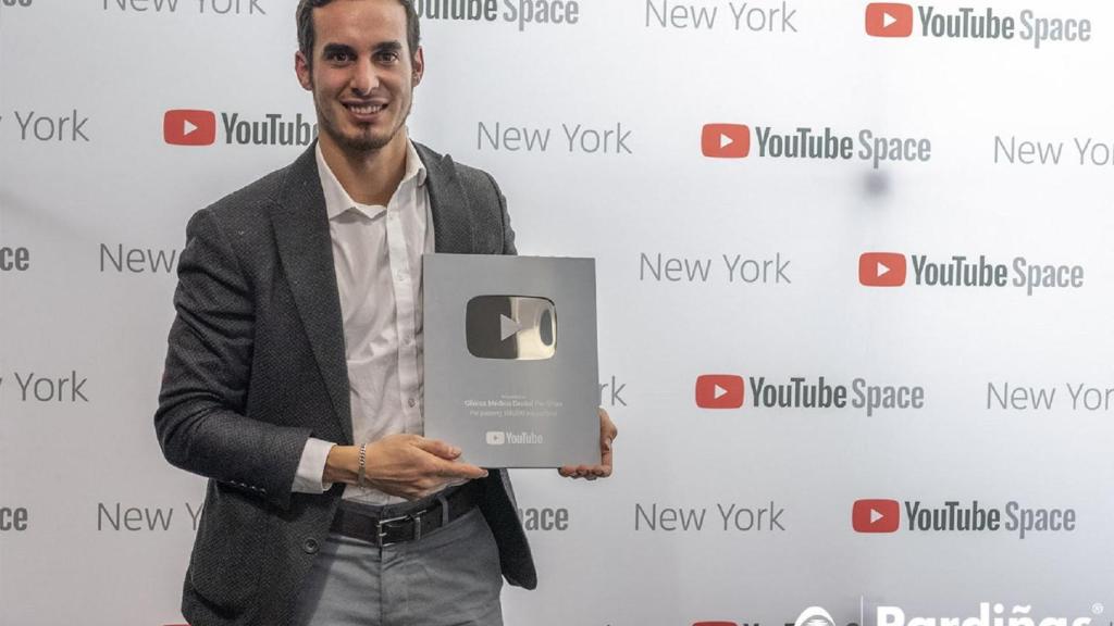 Simón Pardiñas con la insignia de plata de Youtube.