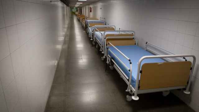 Unas camillas aguardan, como a la espera de nuevos pacientes, en el Hospital Ramón y Cajal de Madrid.