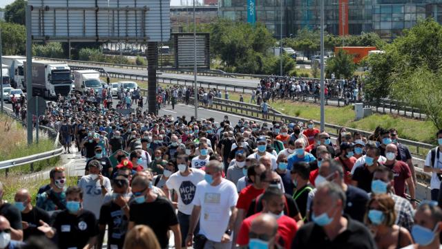 Protestas de los trabajadores de Nissan en las puertas de la Zona Franca.