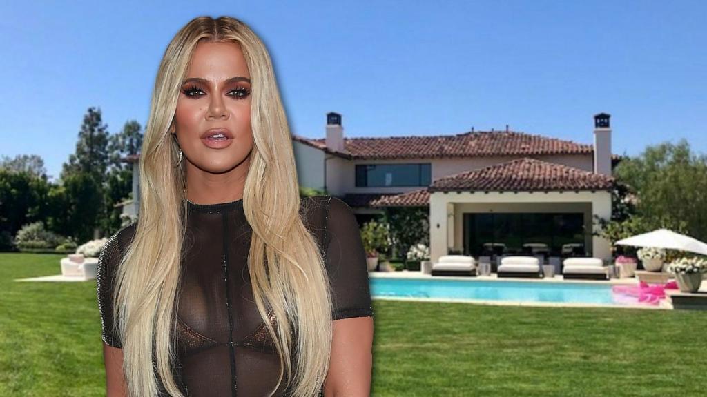 Khloé Kardashian en un montaje de JALEOS frente a la casa que ha puesto a la venta.