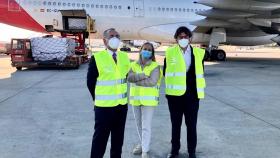 La secretaria general de Fenin, Margarita Alfonsel; el presidente ejecutivo de Grupo Oesía, Luis Furnells, y el director de Ventas de Iberia, Guillermo González.