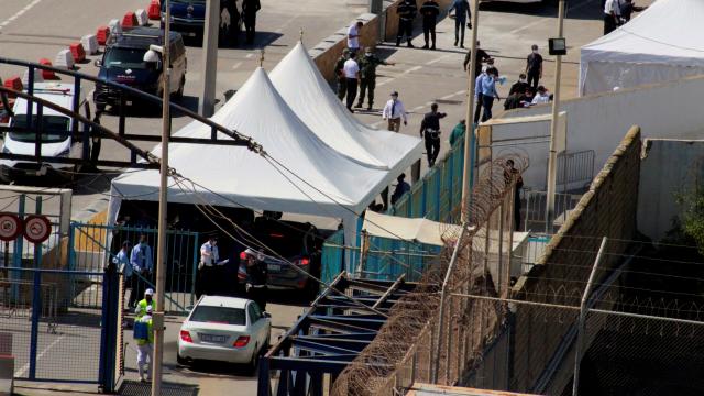 Paso del Tarajal mientras las autoridades marroquíes se hacen cargo de sus ciudadanos repatriados en Ceuta.