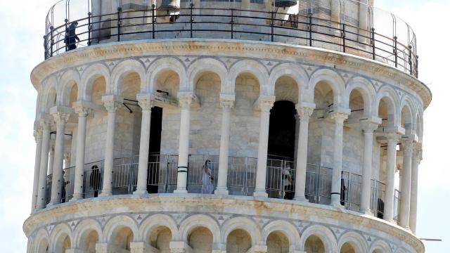 Primeros visitantes en la Torre de Pisa tras su reapertura.