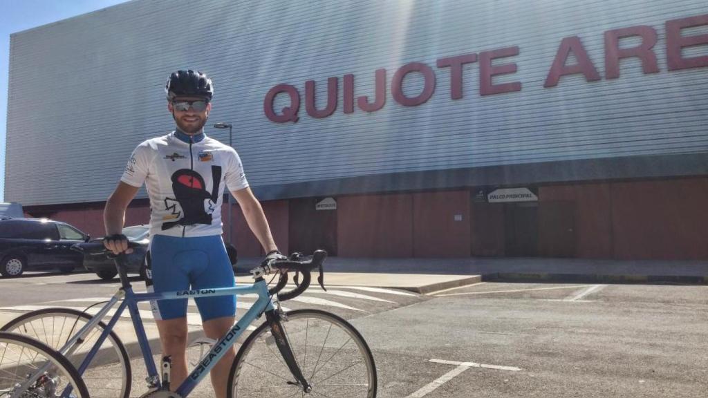 Joan Reinoso, junto a su bicicleta