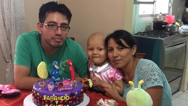 Gabriel, Camelia y Jenny celebrando un cumpleaños.