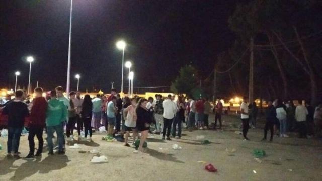 Jóvenes de Tomelloso presentes en el botellón multitudinario de 3.000 personas.