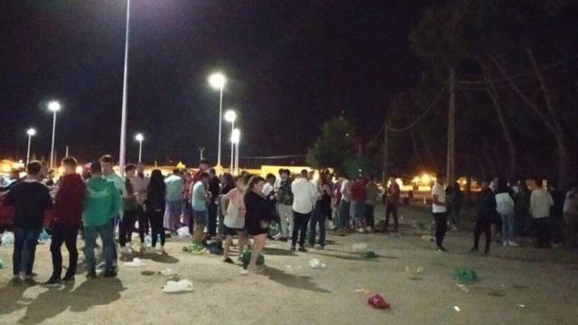 Jóvenes de Tomelloso en un botellón multitudinario de 3.000 personas en julio.