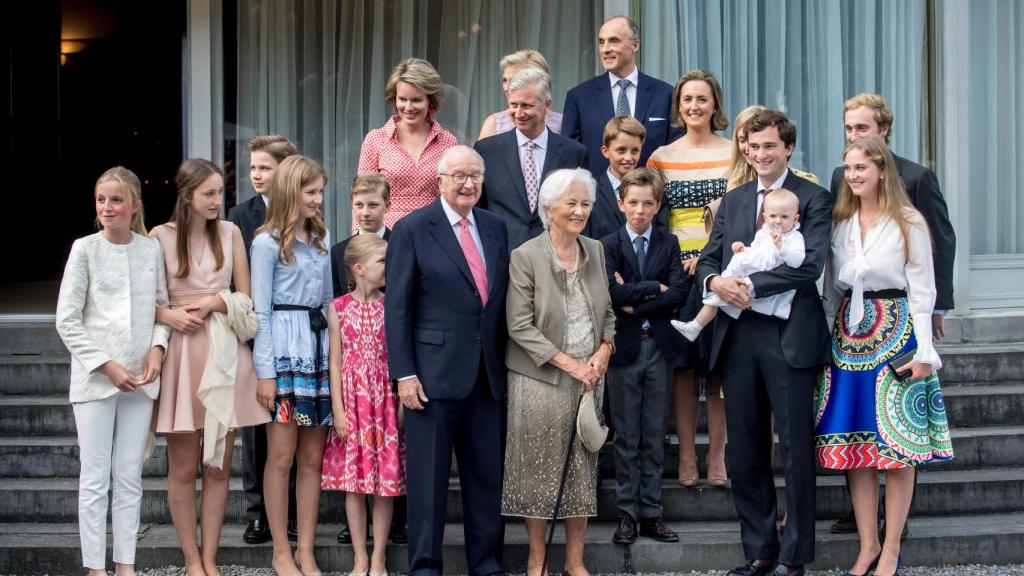 Los reyes Alberto y Paola de Bélgica junto al resto de su familia durante el 80 cumpleaños de la monarca.