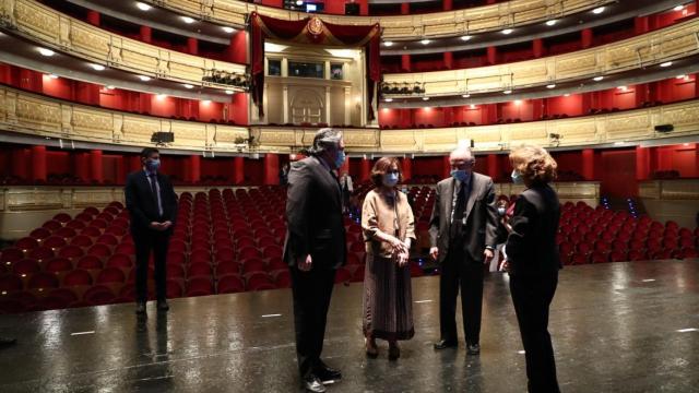 La vicepresidenta Carmen Calvo y el ministro de Cultura José Manuel Rodríguez Uribes junto a Gregorio Marañón, presidente del Teatro Real.