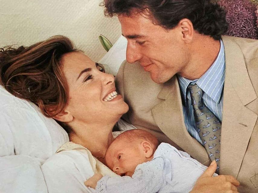 Ana Obregón y Alessandro Lequio junto a Álex, su hijo recién nacido.