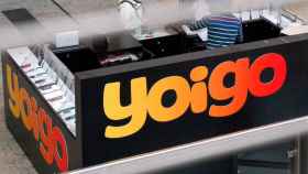 Logo de Yoigo en un punto de venta de la compañía.
