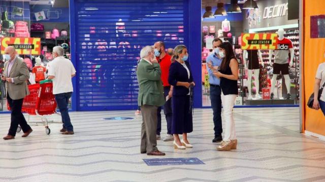 La alcaldesa de Toledo, Milagros Tolón (en el centro), este lunes en el parque comercial La Abadía