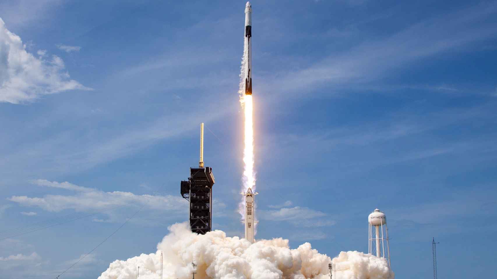 Falcon 9 y Crew Dragon despegando de la misión Demo-2