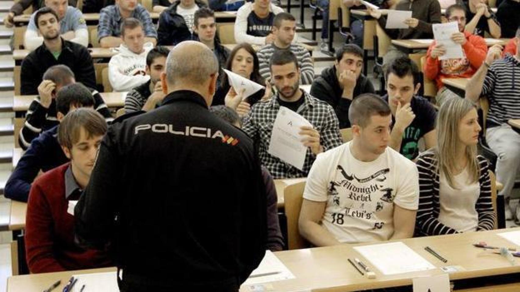 Opositores en un examen de acceso a la carrera policial.